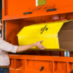 Vkladanie kartónov do stroja